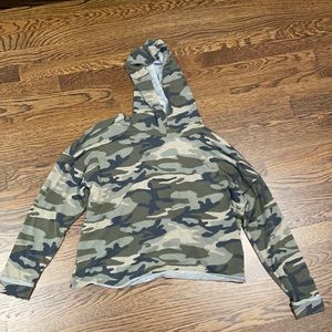 camouflage cropped long sleeve w/ hood